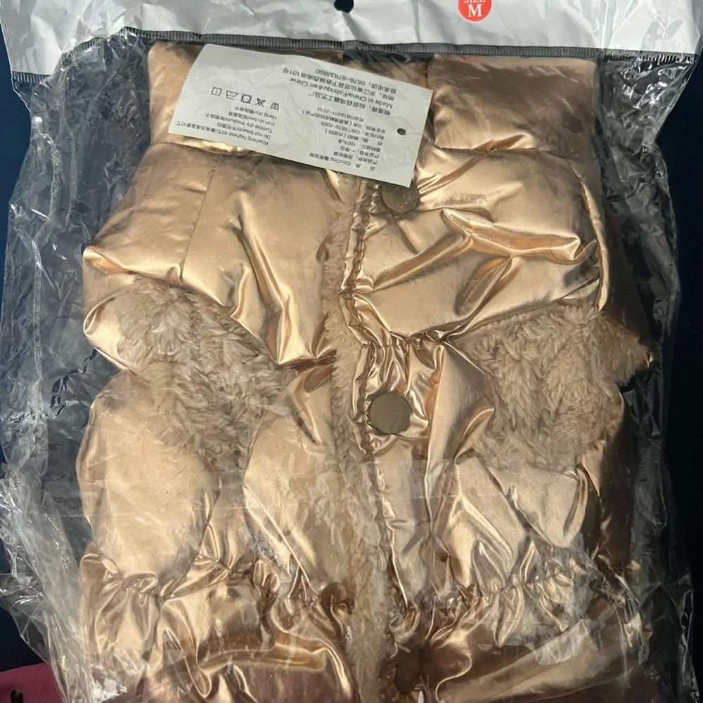 Brand new gold puffer dog jacket – Size Medium 💛🐶